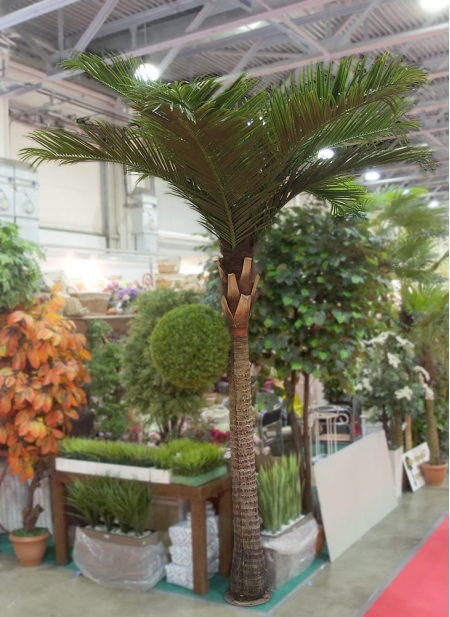 искусственная пальма в интерьере